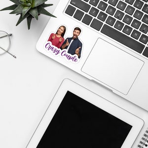 Puede incluir: Una pegatina con una foto de una pareja apuntando al texto "Crazy Couple" en letras moradas.