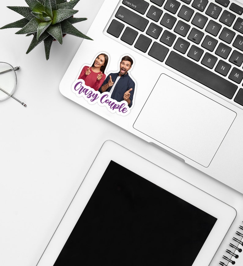 Puede incluir: Una pegatina con una foto de una pareja apuntando al texto "Crazy Couple" en letras moradas.