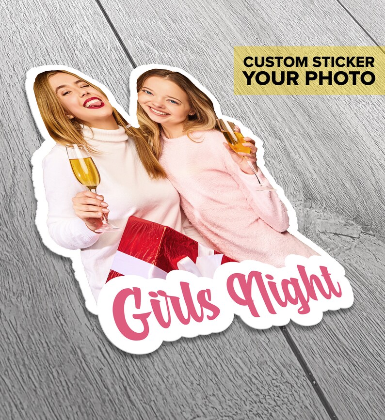 Puede incluir: Dos amigas sonrientes sosteniendo copas de champ&aacute;n. Est&aacute;n sosteniendo una caja de regalo roja con una cinta blanca. El texto "Girls Night" est&aacute; escrito en rosa sobre un fondo blanco.