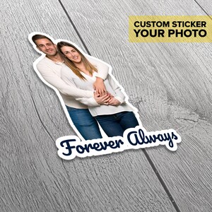 Puede incluir: Una pegatina personalizada con una foto de una pareja abraz&aacute;ndose, con el texto "Forever Always" debajo. La pegatina est&aacute; sobre un fondo de madera.