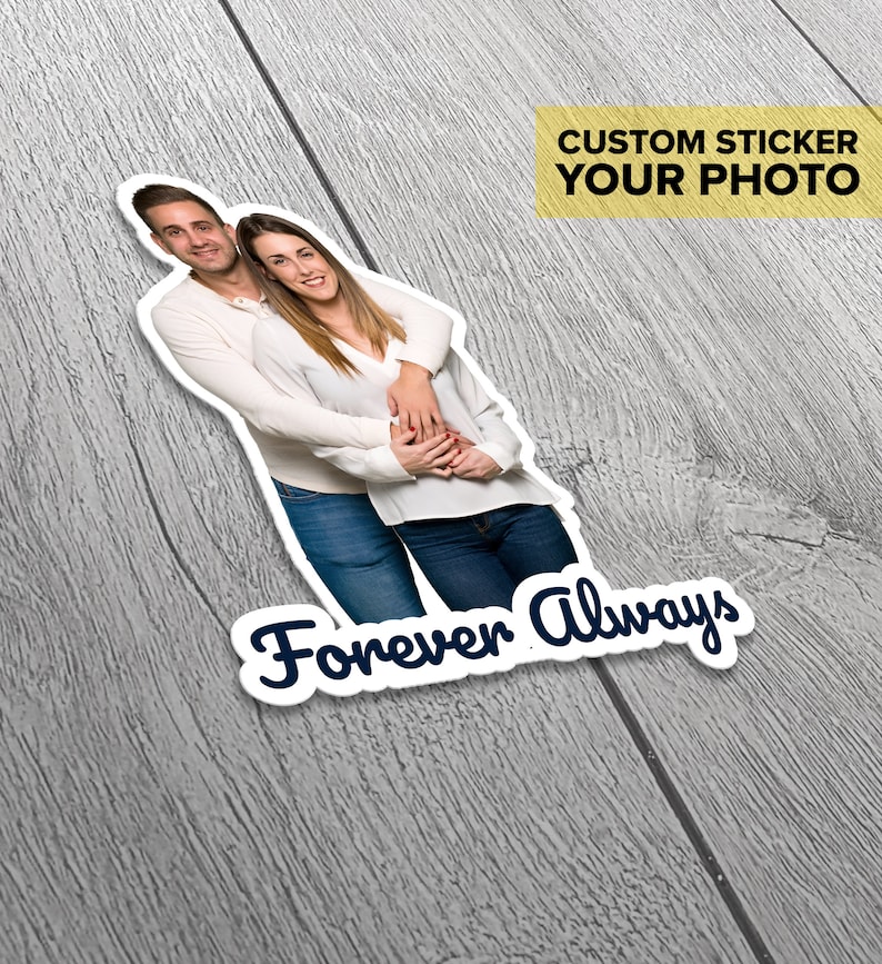 Puede incluir: Una pegatina personalizada con una foto de una pareja abraz&aacute;ndose, con el texto "Forever Always" debajo. La pegatina est&aacute; sobre un fondo de madera.