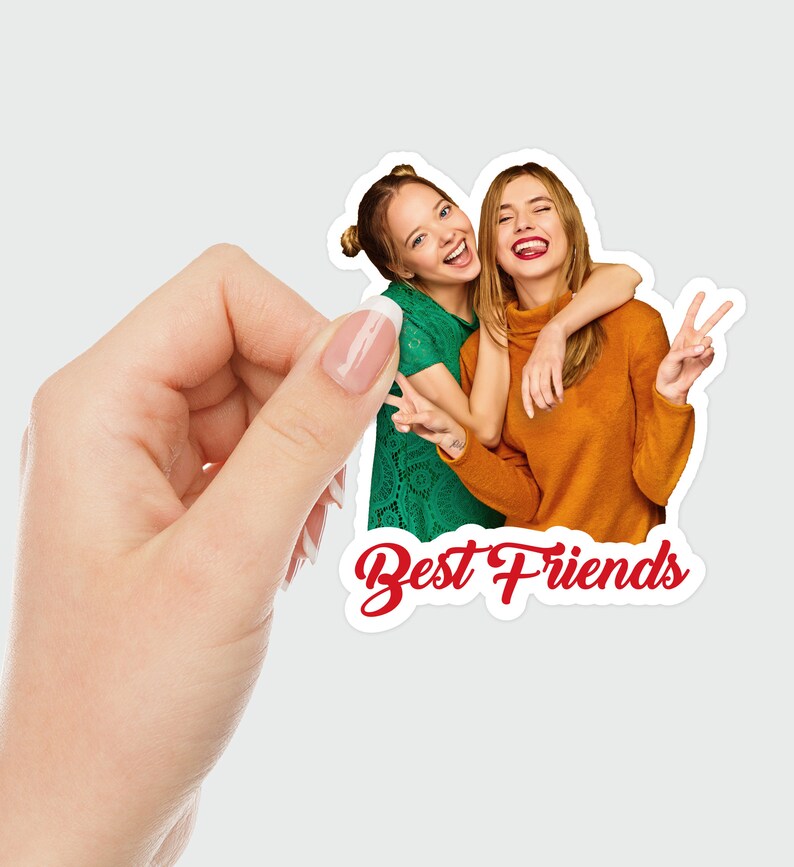 Puede incluir: Dos mujeres sonriendo y abraz&aacute;ndose, vistiendo camisas verdes y naranjas. El texto "Best Friends" est&aacute; escrito en rojo debajo de la imagen.