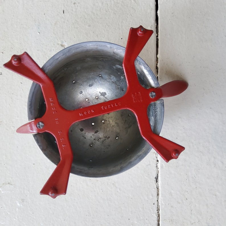 K&ouml;nnte beinhalten: Roter Metallsieb mit einer silbernen Sch&uuml;ssel und den Worten "Mock Turtle" und "Made in U.S.A." auf der Seite.