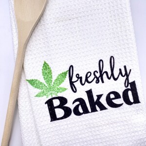 Świeżo upieczone. Zabawny ręcznik kuchenny z marihuaną. Ręcznik łazienkowy z konopiami o splocie waflowym. Prezent dla palacza. Prezent na parapetówkę