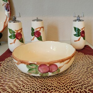 Franciscan Apple 8&quot; Scalloped Serving Bowl / Beautiful / Circa 1940-47