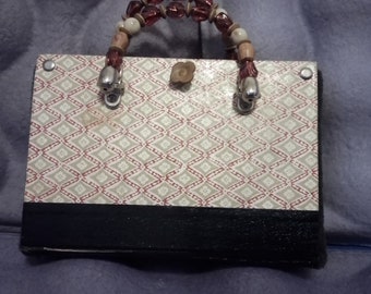 Bolso de mano reciclado de un libro. Bolso irónico, desquiciado, retro, con un toque de meme.