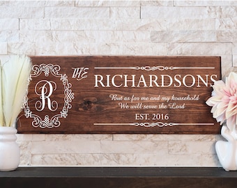 Puede incluir: Un letrero rectangular de madera marrón oscuro con texto blanco que dice THE RICHARDSONS, But as for me and my household, We will serve the Lord y EST. 2016. Una letra R blanca grande está encerrada en un marco de filigrana blanco a la izquierda.