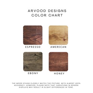 Puede incluir: Carta de colores de Arvood Designs con cuatro muestras de tinte para madera: Espresso, American, Ebony y Honey. Cada muestra es un cuadrado con una veta y un color de madera diferentes. El texto en la parte inferior indica que los tintes coinciden con la imagen.