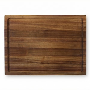 Puede incluir: Tabla de cortar rectangular de madera con acabado marrón oscuro. La tabla tiene un borde empotrado y un patrón de vetas de madera natural. Ideal para la cocina.
