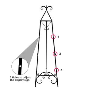 Può includere: Un cavalletto in metallo nero con tre regolazioni di altezza. Il cavalletto ha un design decorativo a scorrimento nella parte superiore e inferiore. Il cavalletto è progettato per sostenere un cartello o un display.