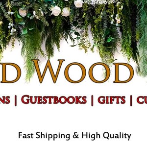 Puede incluir: Un banner con el texto "ARVOOD WOOD DESIGN" en letras doradas. Debajo, en rojo, las palabras "WELCOME SIGNS | GUESTBOOKS | GIFTS | CUSTOM ORDERS". El banner est&aacute; enmarcado por follaje verde y flores blancas.