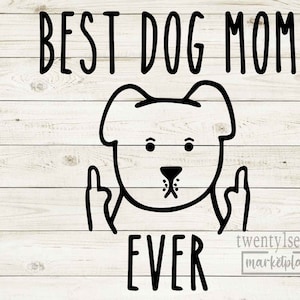 Könnte beinhalten: Schwarz-weiß-Illustration eines Hundes, der seinen Mittelfinger zeigt, mit dem Text "BEST DOG MOM EVER" darüber und "twentyseven marketplace" darunter.