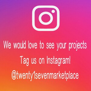 Pu&ograve; includere: Logo Instagram bianco su uno sfondo sfumato rosa e arancione. Il testo recita: "Ci piacerebbe vedere i tuoi progetti. Taggaci su Instagram! @twenty1sevenmarketplace"