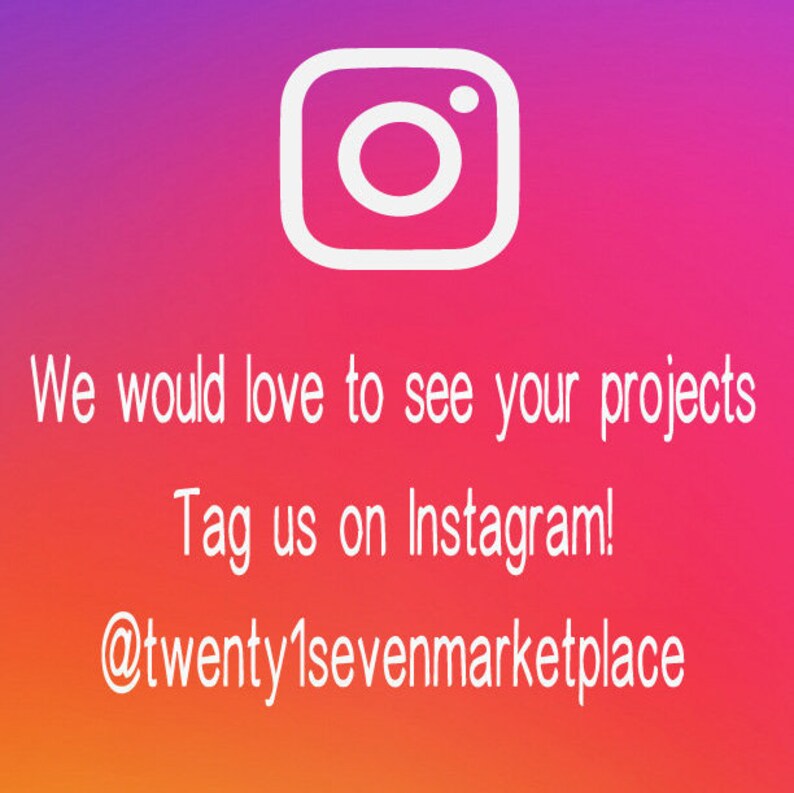 Pu&ograve; includere: Logo Instagram bianco su uno sfondo sfumato rosa e arancione. Il testo recita: "Ci piacerebbe vedere i tuoi progetti. Taggaci su Instagram! @twenty1sevenmarketplace"