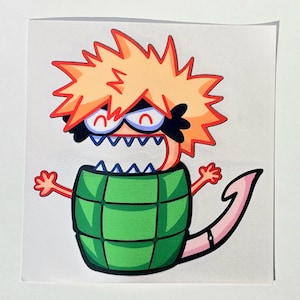 Puede incluir: Una pegatina colorida con un personaje de dibujos animados con pelo naranja puntiagudo, ojos rojos y una amplia sonrisa con dientes. El cuerpo del personaje es una forma verde segmentada con brazos pequeños y una cola rosa.