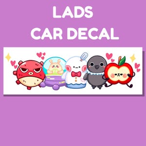 Puede incluir: Calcomanía para coche con personajes de dibujos animados, incluyendo un pez globo rojo, un hámster en una nave espacial, un muñeco de nieve, un cuervo y una manzana. El texto "LADS CAR DECAL" está en la parte superior. El diseño también incluye corazones y estrellas.