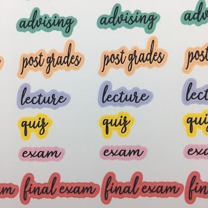 Puede incluir: Un conjunto de pegatinas coloridas con diferentes palabras relacionadas con la escuela y la educación, incluyendo "advising", "post grades", "lecture", "quiz", "exam" y "final exam".