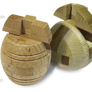 Op de afbeelding: Twee houten 3D-puzzels in de vorm van een bol. De puzzels zijn gemaakt van lichtbruin hout en hebben een natuurlijke afwerking. De puzzels zijn ongeveer 4,5 cm breed en 4,5 cm hoog.  "Test Your Brain & Assemble the 3D Puzzle in the Shortest Time" staat in zwarte tekst op een witte achtergrond.