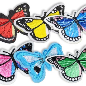 Puede incluir: Seis parches bordados para planchar con mariposas de colores en varios diseños. Las mariposas son en tonos de rojo, amarillo, azul, rosa y verde.