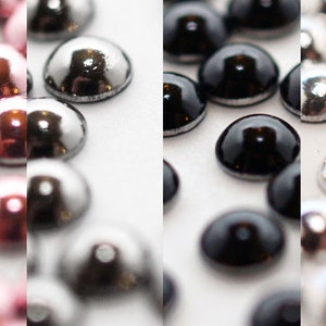 Può includere: Assortimento di decorazioni rotonde, metalliche, a forma di cupola, in rosa, argento e nero.