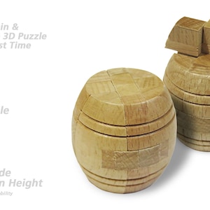Puede incluir: Dos rompecabezas 3D de barril de madera. Uno está ensamblado, el otro parcialmente desmontado. El texto dice: "Pon a prueba tu cerebro y monta el rompecabezas 3D en el menor tiempo posible". Cada rompecabezas mide aproximadamente 4-4,5 cm de ancho y alto.