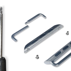Op de afbeelding: Een zilveren metalen horlogeband reparatieset met een schroevendraaier, twee kleine schroeven en twee metalen bandstukken.