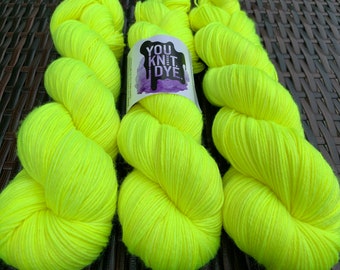 Handgefärbte Sockenwolle neon gelb, BIOLOGISCH ABBAUBAR, sofort versandfertig