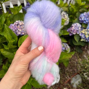 手染めのBRUSHED MERINOナイロン糸、ライトピンクパープルアクアパステル、すぐに発送できます