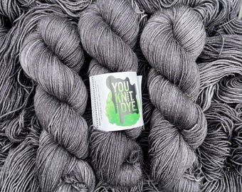 Fio de merino para meias tingido à mão, GOLD STELLINA cinza escuro, pronto para envio.