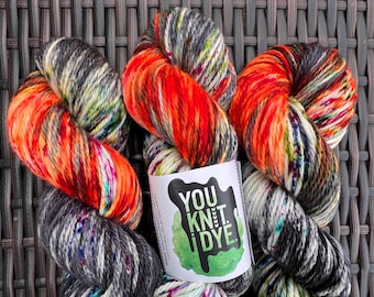 Hilo de lana peinada Aran teñido a mano, superwash merino, motas negras, naranja neón, rosa, verde y azul. Listo para enviar.