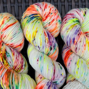 Handgefärbte Regenbogen Pride Sockenwolle Merino neon gelb orange lila grün blau rot Sprenkel, BIODEGRADABLE Nylon, sofort lieferbar