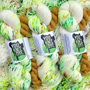 Ensemble de chaussettes en fil de Noël teints à la main, mouchetures jaune vert marron fluo, mini écheveau brun doré, nylon BIODÉGRADABLE, prêt à être expédié