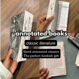 Op de afbeelding: Close-up van een hand die een boek vasthoudt met een zwart-witte illustratie van een persoon in een stad. Het boek heeft de titel "Geannoteerde boeken: Klassieke literatuur. Met de hand geannoteerde klassiekers. Het perfecte boekcadeau."