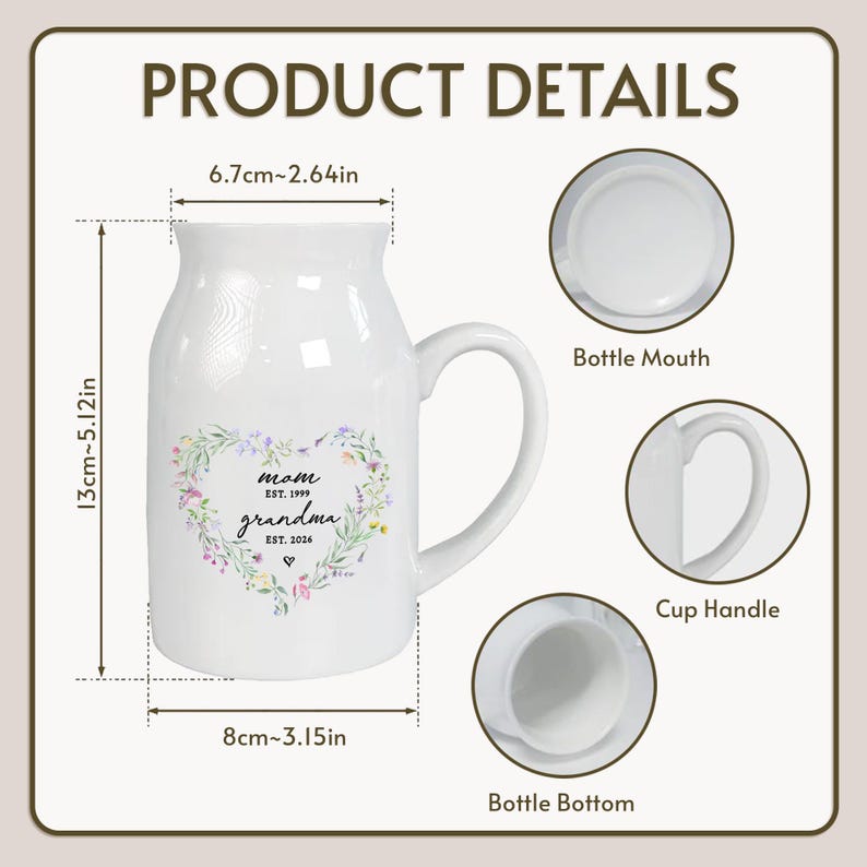 K&ouml;nnte beinhalten: Wei&szlig;er Keramikbecher mit gebogenem Henkel, mit dem Text "mom EST. 1999 grandma EST. 2026" in einem floralen Herzdesign. Der Becher ist 13 cm hoch und 8 cm breit. Die Produktdetails werden im Bild angezeigt.