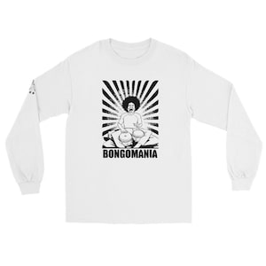 Op de afbeelding: Witte longsleeve t-shirt met een zwart-witte illustratie van een persoon die bongo's bespeelt. De illustratie is omgeven door een zwart-witte zonnestralenontwerp. De tekst "BONGOMANIA" is onder de illustratie gedrukt.