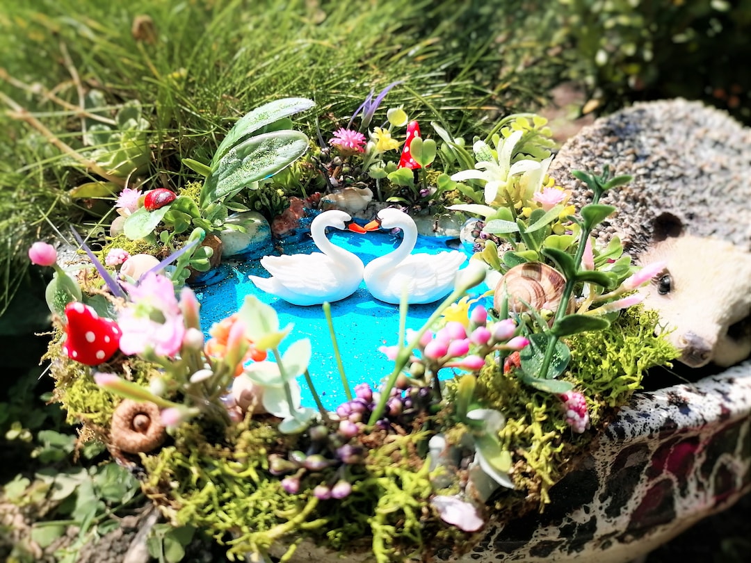 Swan Decor 4-Piece Swan Figurine Set - Black & White Miniature