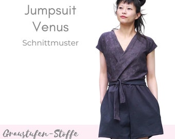 Puede incluir: Un mono negro con un corpiño de estilo envolvente y un cinturón de lazo. El mono tiene mangas cortas y cuello en V. El texto "Jumpsuit Venus Schnittmuster" es visible en la imagen.