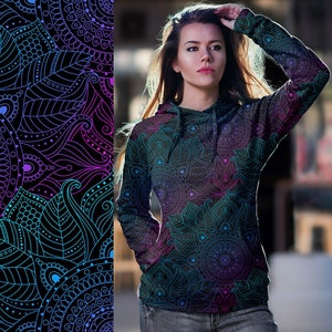 Könnte beinhalten: Ein schwarzer Kapuzenpullover mit einem teal-, lila- und schwarzen Mandala-Muster. Das komplizierte Design wiederholt sich auf der linken Seite. Der Kapuzenpullover hat eine Kapuze mit Kordelzug und eine Vordertasche. Das Design weist florale und geometrische Elemente auf.