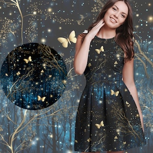 Op de afbeelding: Een zwarte jurk met een bos- en sterrenprint. De jurk heeft een aansluitend bovenlijf en een zwierige rok. De print bevat gouden takken, vlinders en glinsterende lichtjes.