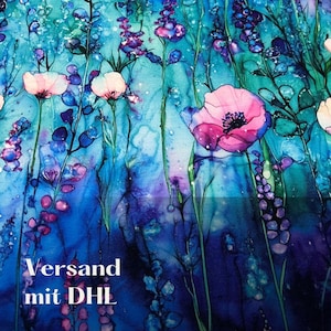 Könnte beinhalten: Ein abstraktes Aquarellbild, das ein Feld mit Blumen in Blautönen, Lila und Rosa zeigt. Die Blumen sind zart und fantasievoll, mit einem weichen, verträumten Gefühl. Das Bild ist voller Bewegung und Energie, die Blumen wiegen sich im Wind.