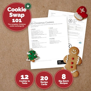 Pode incluir: Um kit de troca de biscoitos de Natal Cookie Swap 101 com uma lista de receitas intitulada 20 Christmas Cookies, três decorações em forma de biscoito e etiquetas circulares vermelhas detalhando 12 Cookies to Taste, 20 Recipe Cards e 8 Big-Batch Recipes.