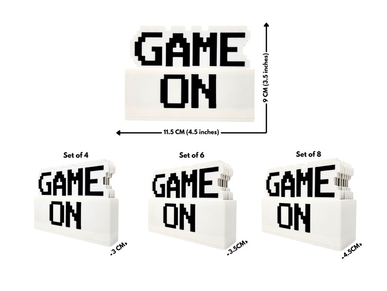 Puede incluir: Un conjunto de letreros blancos pixelados "GAME ON" en tres tama&ntilde;os diferentes. Los letreros est&aacute;n hechos de bloques apilados y tienen 11,5 cm de ancho, 9 cm de alto y 3, 3,5 y 4,5 cm de grosor.