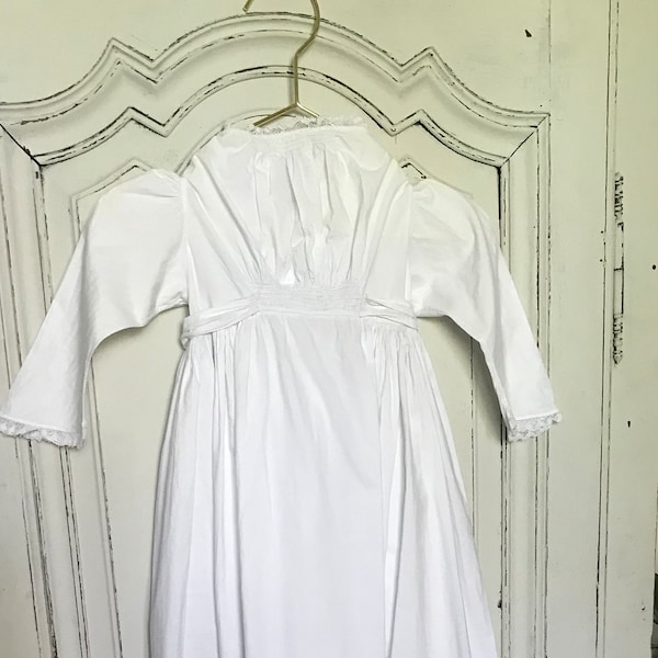 Élégante chemise de nuit victorienne pour bébés, jupe très ample, cravates ceinture, blanc antique, cousue à la main, manches longues