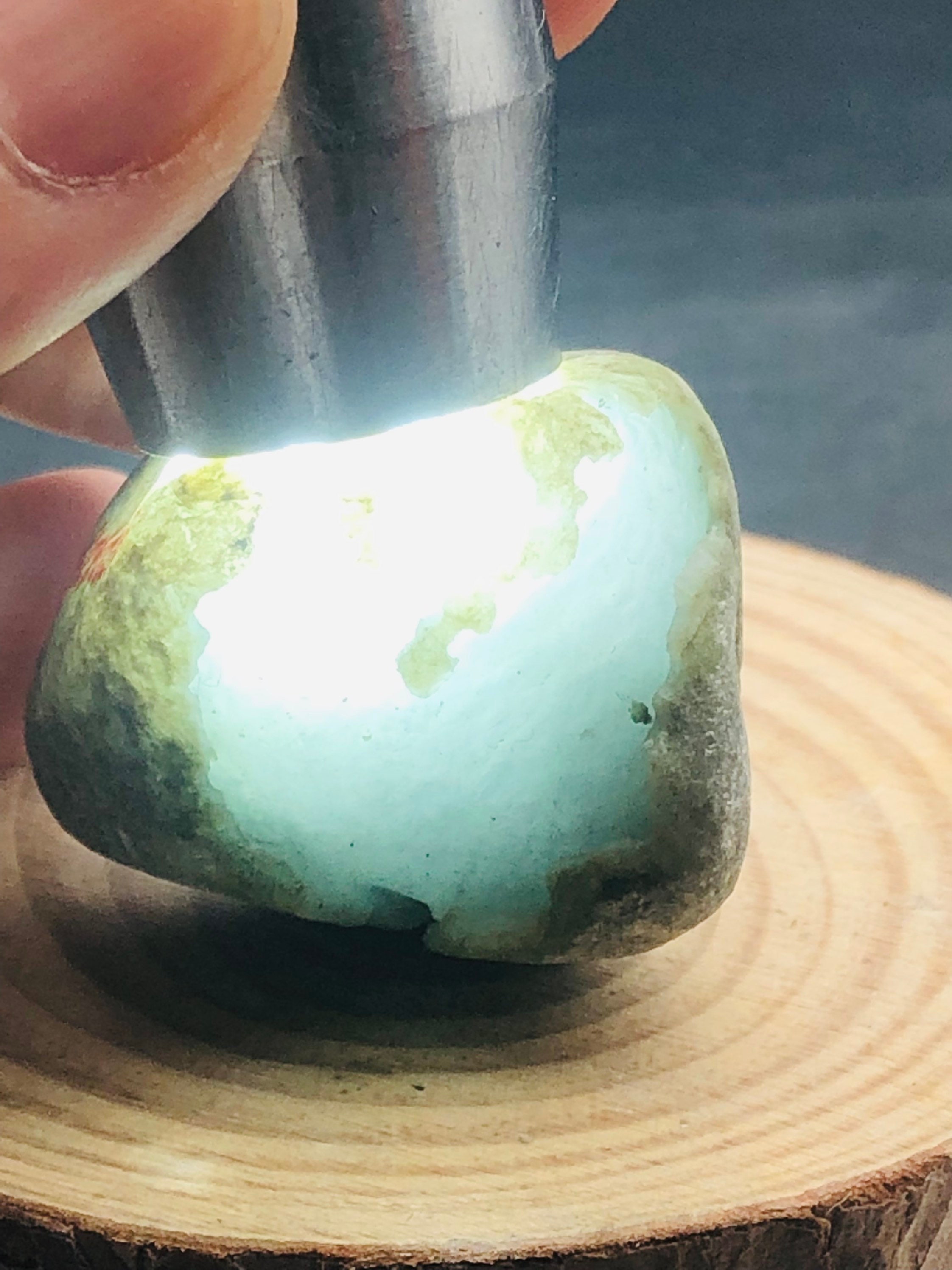 氷のような、氷のような、空色の、ビルマ産翡翠、原石の翡翠、翡翠