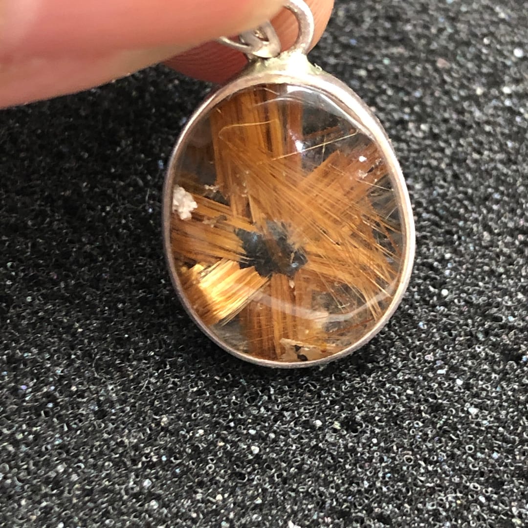 Raro, piccolo, a forma di stella, pendente in quarzo rutilato