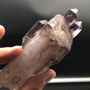 Grande, cristallo Super Seven, bacchetta Super Seven, pietra melodica, sacra, potente, pietra curativa, intuizione, fascino, fortuna, attiva chakra, regalo per lui e per lei