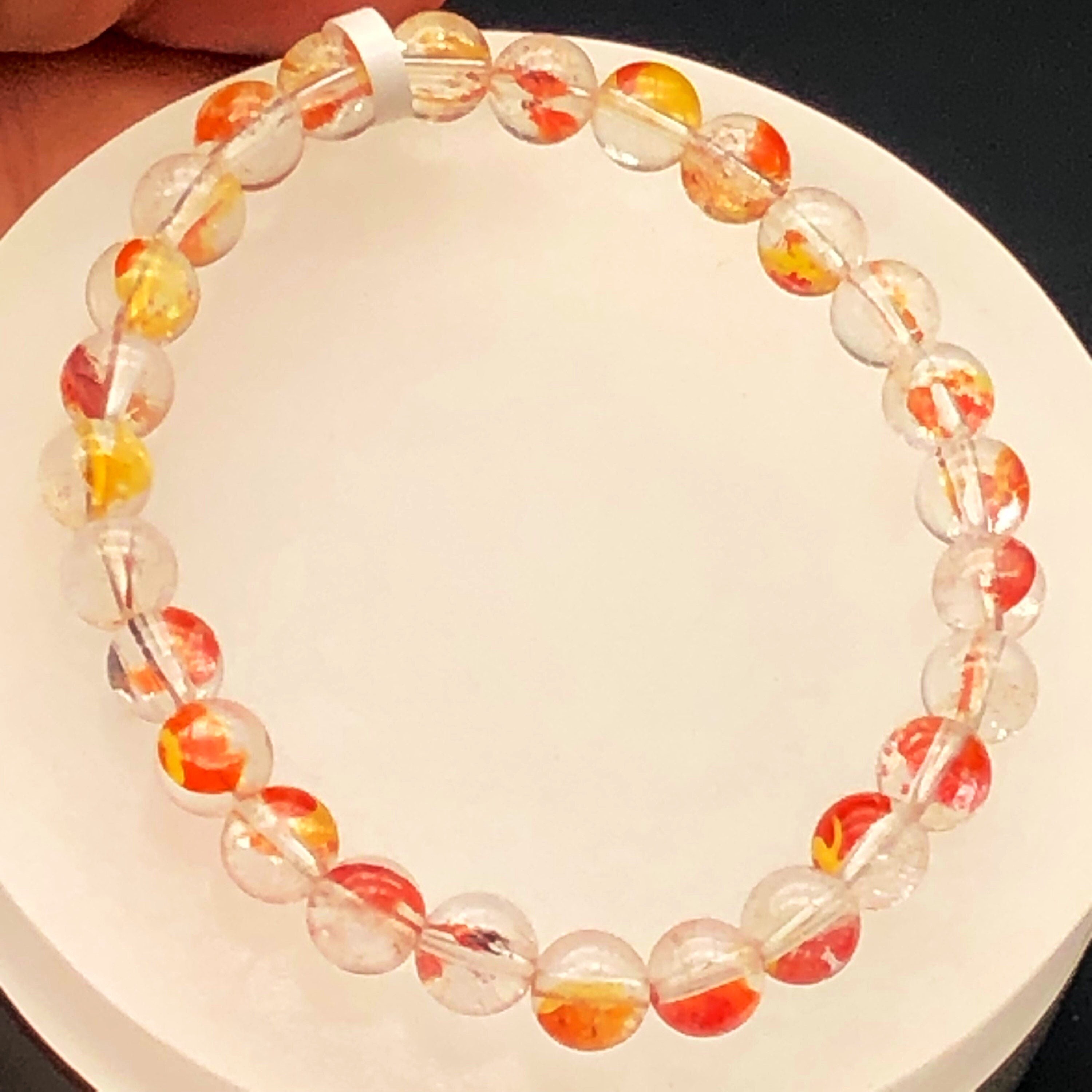 目を輝かせるDIYブレスレット