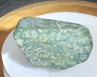 希少！ 産出量の少ない グアテマラ翡翠 JADEITE 原石 多面磨き 452 糸魚川産翡翠 原石 磨き 169g｜国産天然石 通販のキラリ石