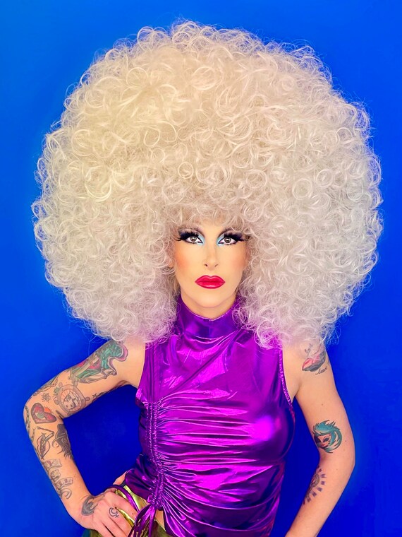 Retrato de fabulosa drag queen con peluca rubia | Foto Gratis Retrato de fabulosa drag queen con peluca rubia | Foto Gratis