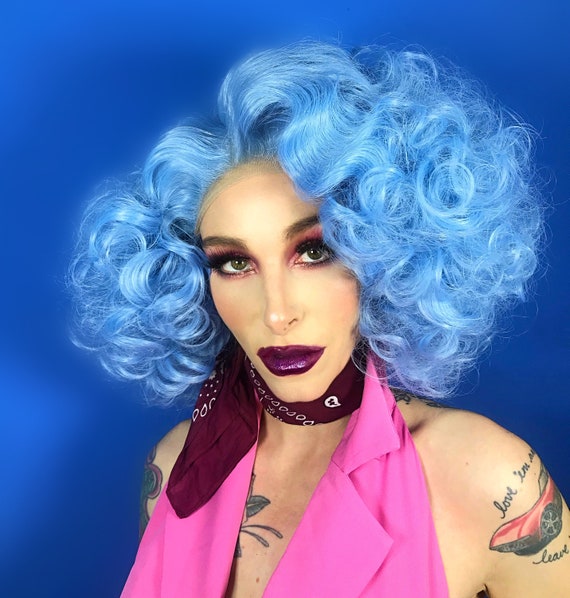 Blue wig top drag queen